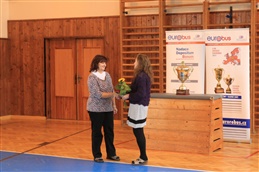 Paní učitelka Mgr. Adéla Nosková dostává kytičku od ředitelky školy, paní Mgr. Pavly Smolové