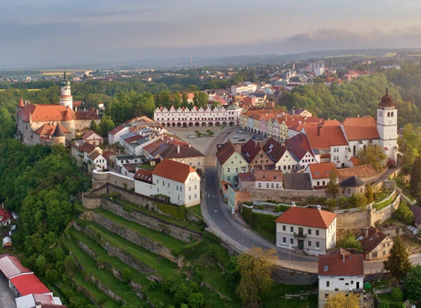 Kterému historickému městu se často přezdívá Český Betlém? Vévodí mu zámek, ve kterém svého času spal i Tomáš Garrigue Masaryk.